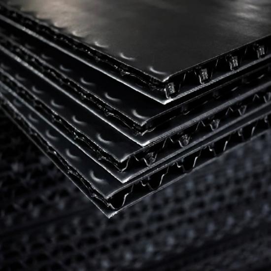 Schwarze, verstärkte, antistatische Wellpappschachteln, -schalen und -teiler
    